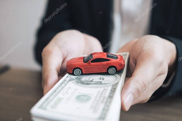 Conductor recibiendo servicio de mantenimiento al auto gracias a un programa de beneficios