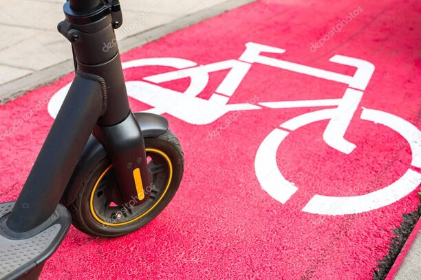 Diversos medios de transporte como bicitaxi, moto y auto alineados en una calle