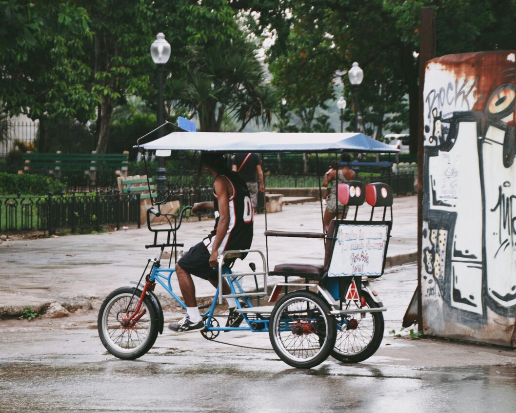 Bicitaxi esperando pasajeros en una calle de ciudad