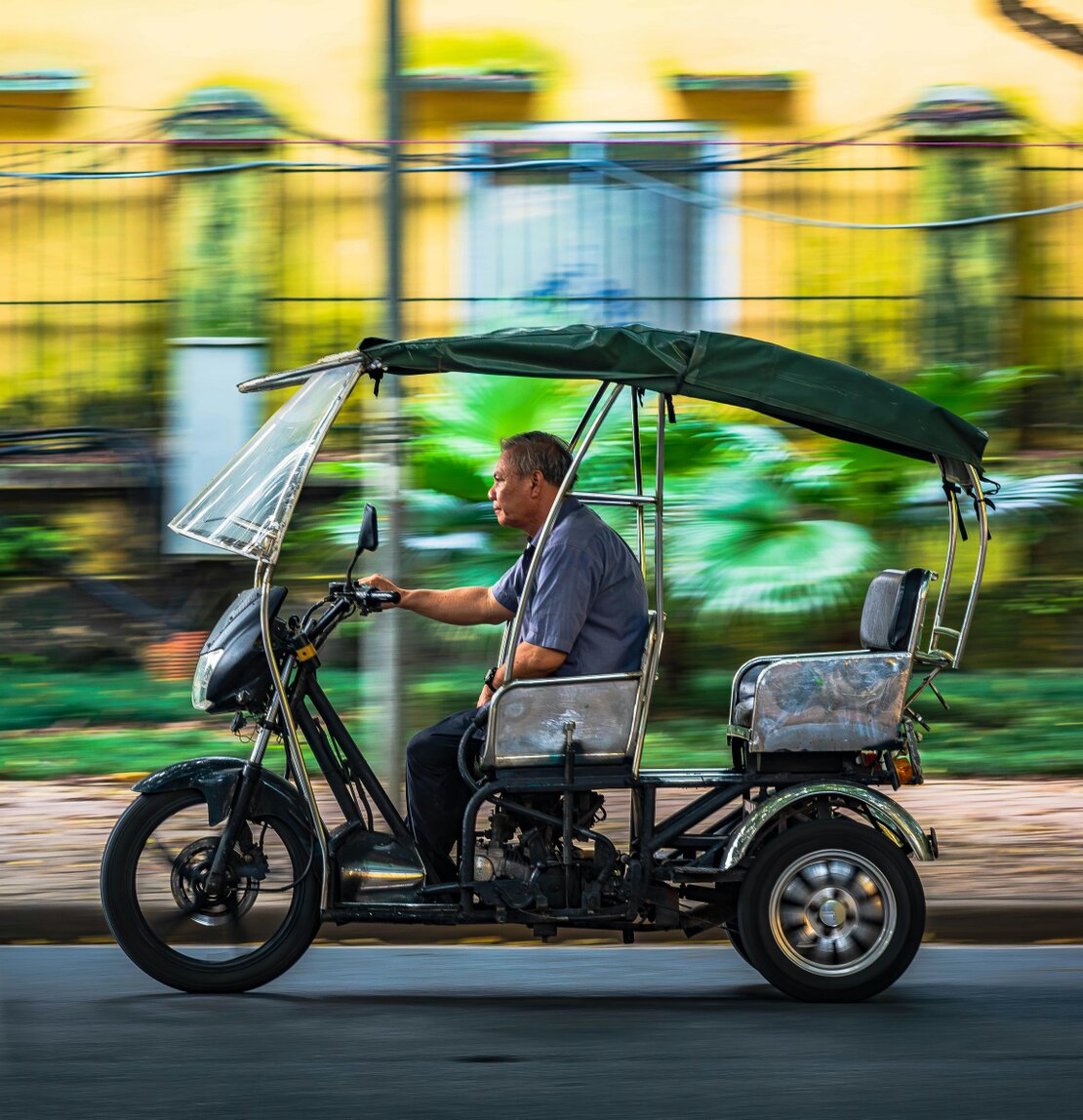 Tricimoto de transporte en una avenida