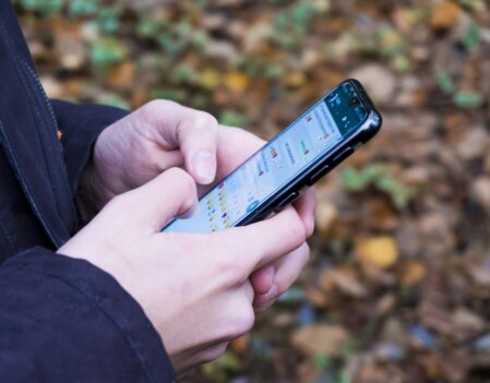 Ilustración de usuario de App SILO buscando ayuda en su móvil
